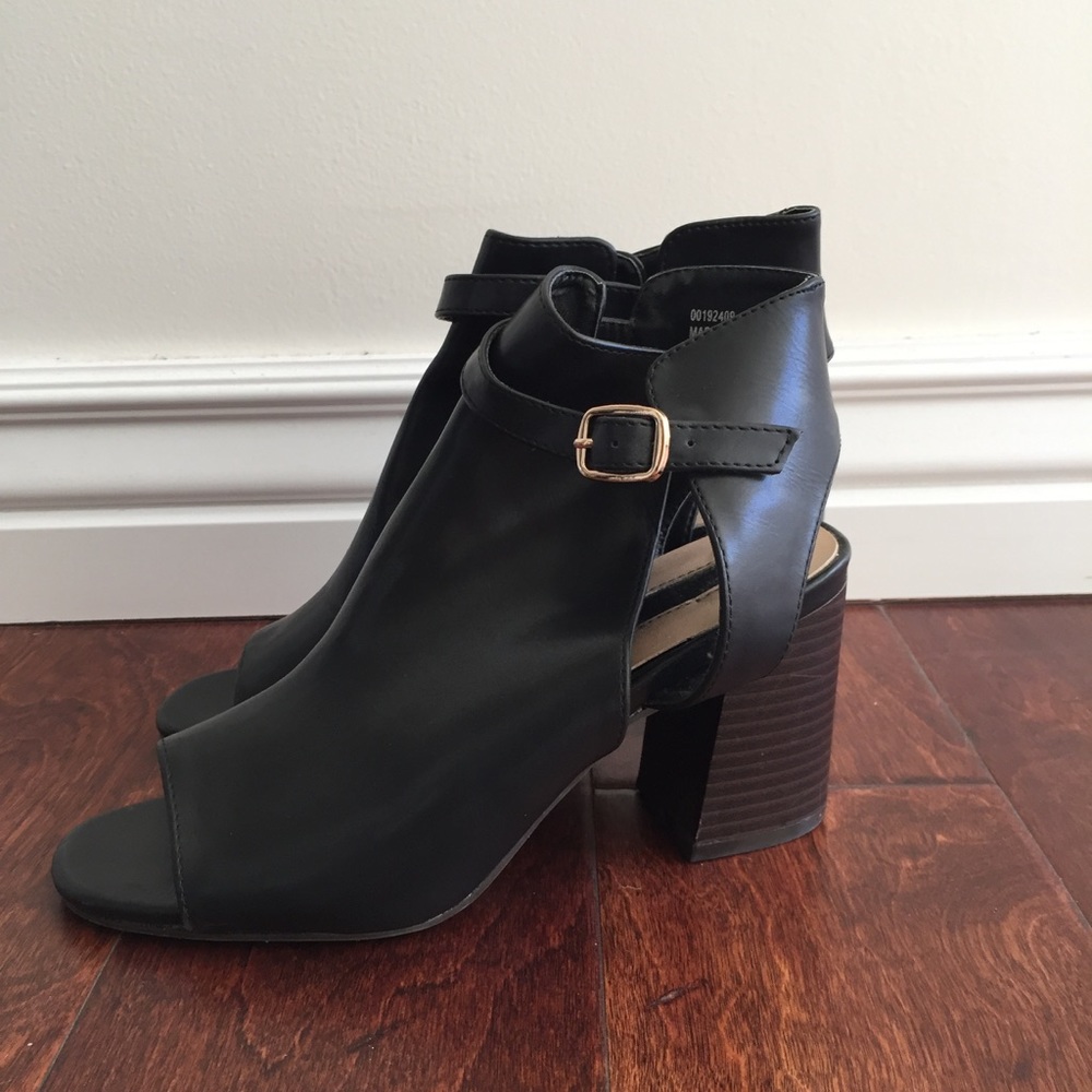 SOLD Cute Black Open-toe Sling backs!